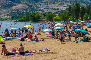 Penticton, British Columbia, Kanada - 30 Haziran 2019: Penticton, Britanya Kolumbiyası, Kanada 'daki Okanagan Vadisi' ndeki Skaha Sahili 'nde yaz tatili turistleriyle dolu kalabalık plaj. 