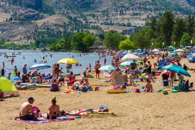 Penticton, British Columbia, Kanada - 30 Haziran 2019: Penticton, Britanya Kolumbiyası, Kanada 'daki Okanagan Vadisi' ndeki Skaha Sahili 'nde yaz tatili turistleriyle dolu kalabalık plaj. 