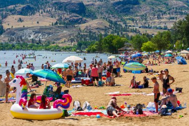Penticton, British Columbia, Kanada - 30 Haziran 2019: Penticton, Britanya Kolumbiyası, Kanada 'daki Okanagan Vadisi' ndeki Skaha Sahili 'nde yaz tatili turistleriyle dolu kalabalık plaj. 