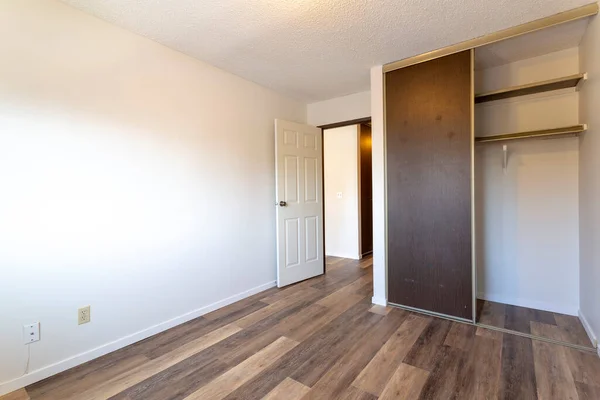 Empty Vacant Rental Apartment Property New Hardwood Laminate Floors White — Stock Photo, Image