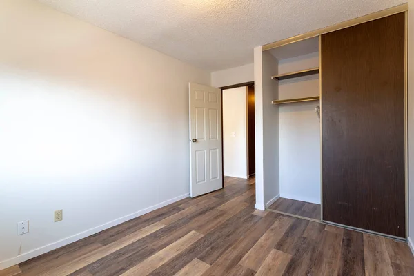 Empty Vacant Rental Apartment Property New Hardwood Laminate Floors White — Stock Photo, Image