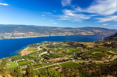 Summerland, Okanagan Vadisi, British Columbia, Kanada 'daki Giants Head Dağı' ndan tarım arazileri, üzüm bağları ve Okanagan Gölü manzarası.