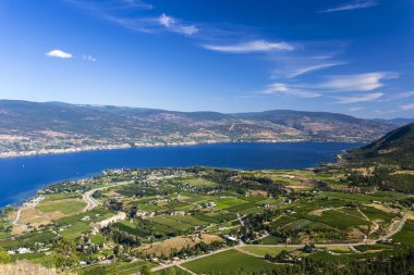 Summerland, Okanagan Vadisi, British Columbia, Kanada 'daki Giants Head Dağı' ndan tarım arazileri, üzüm bağları ve Okanagan Gölü manzarası.