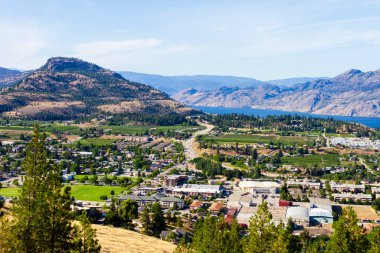 Summerland, Okanagan Vadisi, British Columbia, Kanada 'daki Giants Head Dağı' ndan tarım arazileri, üzüm bağları ve Okanagan Gölü manzarası.