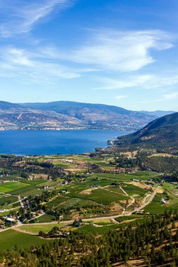 Summerland, Okanagan Vadisi, British Columbia, Kanada 'daki Giants Head Dağı' ndan tarım arazileri, üzüm bağları ve Okanagan Gölü manzarası.