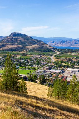 Summerland, Okanagan Vadisi, British Columbia, Kanada 'daki Giants Head Dağı' ndan tarım arazileri, üzüm bağları ve Okanagan Gölü manzarası.