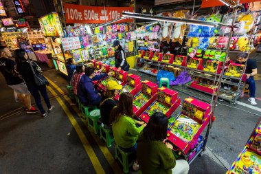 Taoyuan, Tayvan - 12 Kasım 2019: Tayvan 'ın Taoyuan kentindeki Zhongli Gece Pazarı' nda oyun oynayan bir grup genç Tayvanlı.