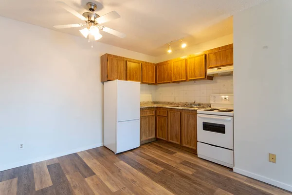 Empty Vacant Rental Apartment Property New Hardwood Laminate Floors White — Stock Photo, Image