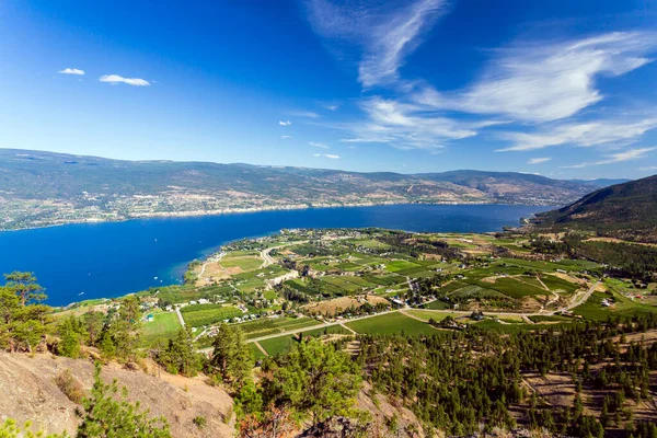 Summerland, Okanagan Vadisi, British Columbia, Kanada 'daki Giants Head Dağı' ndan tarım arazileri, üzüm bağları ve Okanagan Gölü manzarası.
