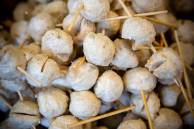 Buharda pişirilmiş ya da kaynatılmış Look Chin ya da Tayland domuz köftesi. Chin Tayland 'da popüler bir Tayland sokak yemeği ve aperatiftir..