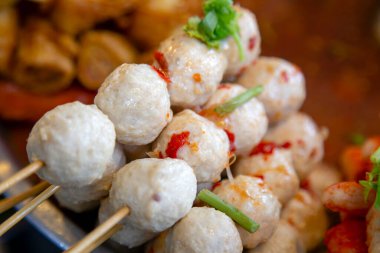 Buharda pişirilmiş ya da kaynatılmış Look Chin ya da Tayland domuz köftesi. Chin Tayland 'da popüler bir Tayland sokak yemeği ve aperatiftir..