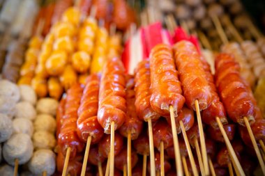 Phuket, Tayland 'da bir markette pişirilmiş et ve deniz mahsulleri sokak atıştırmalıkları ve aperatifleri..