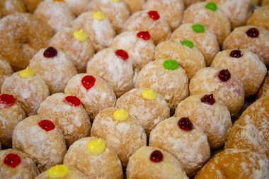 Sufganiyah, Yahudi bayramında İsrail 'de ve tüm dünyada yenen yuvarlak jöleli donuttur. Donut bol yağda kızartılmış, reçel veya muhallebi ile doldurulmuş, sonra da pudra şekeriyle kaplanmış..