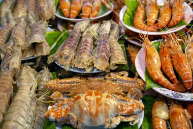 Tayland 'ın Phuket kentindeki balık pazarında pişmiş yengeç, karides, karides, peygamber devesi karidesi, kabuklu deniz ürünleri..