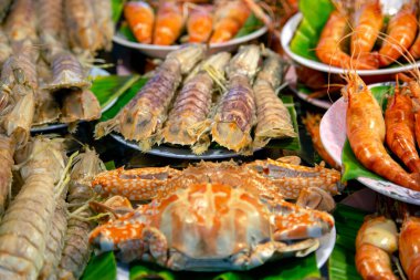 Tayland 'ın Phuket kentindeki balık pazarında pişmiş yengeç, karides, karides, peygamber devesi karidesi, kabuklu deniz ürünleri..