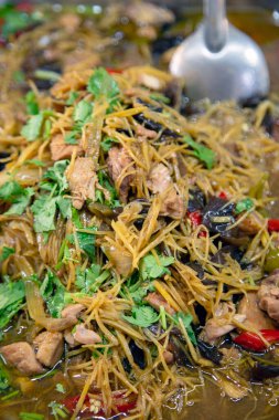 Gai Pad King veya Kızarmış Tavuk ve Zencefil aromalı ve lezzetli geleneksel Tayland yemeğidir..