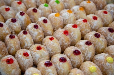 Sufganiyah, Yahudi bayramında İsrail 'de ve tüm dünyada yenen yuvarlak jöleli donuttur. Donut bol yağda kızartılmış, reçel veya muhallebi ile doldurulmuş, sonra da pudra şekeriyle kaplanmış..