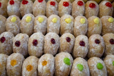 Sufganiyah, Yahudi bayramında İsrail 'de ve tüm dünyada yenen yuvarlak jöleli donuttur. Donut bol yağda kızartılmış, reçel veya muhallebi ile doldurulmuş, sonra da pudra şekeriyle kaplanmış..