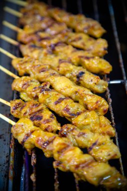 Tayland marketinde ızgarada pişen bambu şiş tavuklu satay. Satay, soslu, şiş ve ızgara etli bir yemektir. Endonezya 'dan bir yemek ve Malezya, Singapur ve Tayland' da popüler..