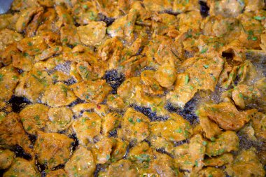 Tod mun pla veya Tayland balık keki Tayland 'da lezzetli bir kızarmış aperatiftir. Klasik bir tarif, bu kırmızı körili balık kekleri Tayland 'ın her yerinde popüler bir sokak yemeği olarak bulunabilir..