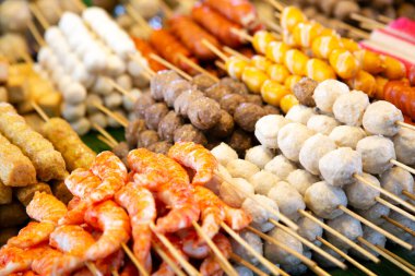 Phuket, Tayland 'da bir markette pişirilmiş et ve deniz mahsulleri sokak atıştırmalıkları ve aperatifleri..