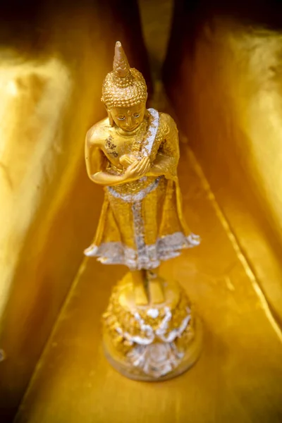 Zbliżenie Szczegółów Małego Ozdobnego Złota Budda Wat Phra Yai Znajduje — Zdjęcie stockowe