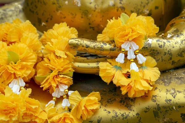 Szczegóły Bliska Ozdobione Złote Buddyjskie Ręce Pokryte Religijną Ofertą Marigold — Zdjęcie stockowe