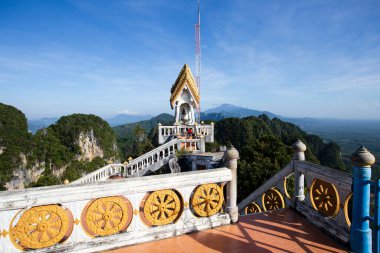Kaplan Mağarası Tapınağı ya da Wat Tham Suea, Tayland 'ın Yengeç kasabası yakınlarında bulunan bir Budist tapınağıdır. Kutsal bir yer, mağaradaki kaplan pençesi izleri, uzun Buda heykelleri ve zirveye ulaşmak için 1267 basamaklı yorucu uçuş ile bilinir..