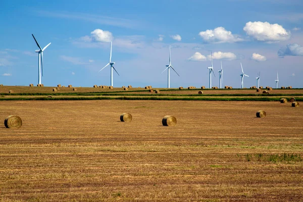 Вітрові Турбіни Відновлюваної Енергії Зібраному Сільськогосподарському Полі Сіном Канадських Преріях — стокове фото
