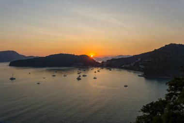 Phuket Adası, Tayland 'daki Cape Panwa' daki Ao Yon Sahili 'nde gün batımı..