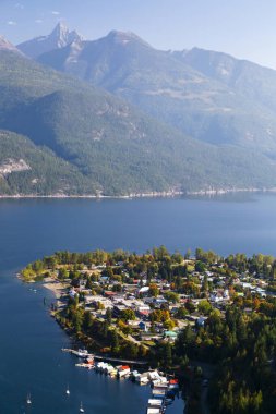Kaslo, Kanada 'nın British Columbia bölgesinde Kootenay Gölü' nün batı kıyısında yer alan bir köydür. Wardner Caddesi 'nin sonundaki Kaslo bakış açısına göre görüntüle.