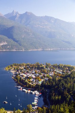 Kaslo, Kanada 'nın British Columbia bölgesinde Kootenay Gölü' nün batı kıyısında yer alan bir köydür. Wardner Caddesi 'nin sonundaki Kaslo bakış açısına göre görüntüle.