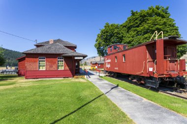 4 Ağustos 2020 - Midway, British Columbia, Kanada: Midway, British Columbia, Kanada 'da bulunan tuhaf Kettle River Müzesi' nin dış görünüşü. Kettle Valley Demiryolu 'nun 0. Mil' inde. Müzenin en önemli eğlencelerinden biri...