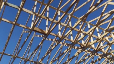 Ahşap çerçeve inşaatı 2x4 kereste çivi iskeleti kullanılıyor.