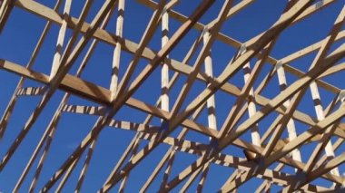 Ahşap çerçeve inşaatı 2x4 kereste çivi iskeleti kullanılıyor.