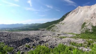 Frank Slide, 29 Nisan 1903 günü saat 04: 10 'da Kanada' nın Alberta kentinde bulunan maden kasabasının bir kısmını gömen bir kaya kaymasıdır. 82 milyon tondan fazla kireç taşı Kaplumbağa Dağı 'ndan aşağı kaydı..