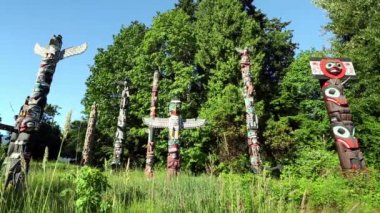 Stanley Park, Vancouver, British Columbia, Kanada 'daki Brockton Point' te ilk uluslar totem direkleri