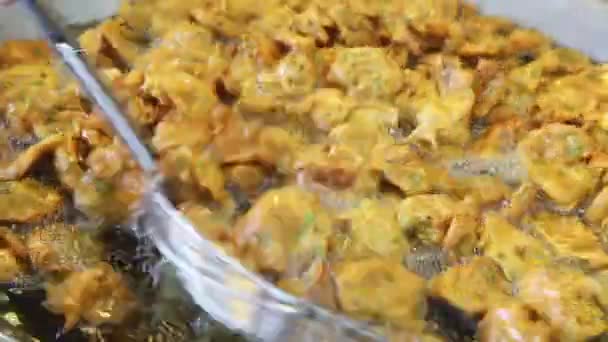 태국의 시장에서 Tod Mun Pla 불리는 케이크가 기름으로 요리되고 Tod — 비디오