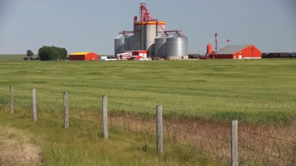 加拿大萨斯喀彻温省农村粮仓和谷物仓储罐的加拿大草原景观 — 图库视频影像