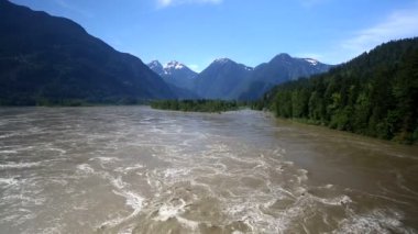 Fraser Nehri 'nin ilkbaharda akan sularında, Hope, British Columbia, Kanada.