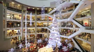 Noel 'de Pavilion Kuala Lumpur Alışveriş Merkezi' nin içi. Pavilion, Bukit Bintang bölgesinin merkezinde yer almaktadır..