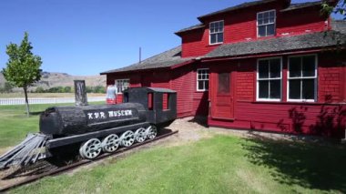 Kanada 'nın Britanya Kolumbiyası' nın Midway köyünde yer alan tuhaf Kettle River Müzesi 'nin dış görünüşü. Kettle Valley Demiryolu 'nun 0. Mil' inde. Müzenin ana gösterilerinden biri, 1901 yılında inşa edilen orijinal istasyon binasıdır.. 