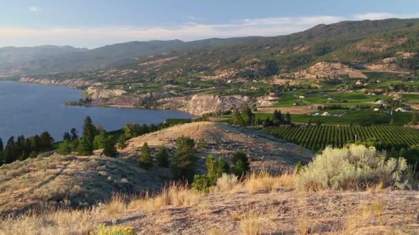 Vista Banco Naramata Com Vista Para Lago Okanagan Munson Mountain — Vídeo de Stock