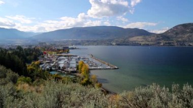 Munson Dağı 'ndan Penticton şehri manzarası. Penticton, Kanada 'nın British Columbia eyaletinin Okanagan ve Skaha Gölü arasında yer alan küçük bir şehirdir.. 