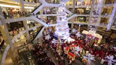 Noel 'de Pavilion Kuala Lumpur Alışveriş Merkezi' nin içi. Pavilion, Bukit Bintang bölgesinin merkezinde yer almaktadır..