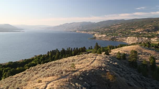 Pohled Lavičku Naramata Výhledem Okanaganské Jezero Hory Munson Okanaganském Údolí — Stock video