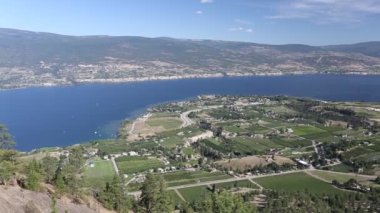 Summerland, Okanagan Vadisi, British Columbia, Kanada 'daki Giants Head Dağı' ndan tarım arazileri, üzüm bağları ve Okanagan Gölü manzarası.