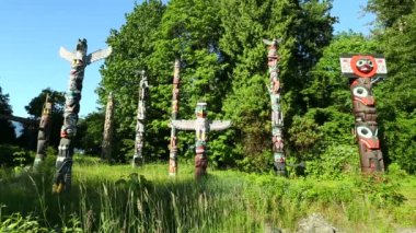 Stanley Park, Vancouver, British Columbia, Kanada 'daki Brockton Point' te ilk uluslar totem direkleri