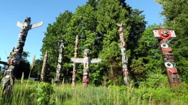 Stanley Park, Vancouver, British Columbia, Kanada 'daki Brockton Point' te ilk uluslar totem direkleri