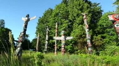 Stanley Park, Vancouver, British Columbia, Kanada 'daki Brockton Point' te ilk uluslar totem direkleri
